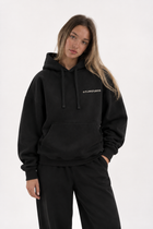 Polerón Essential Studios Flaw - Black - mujer en estudio - frente