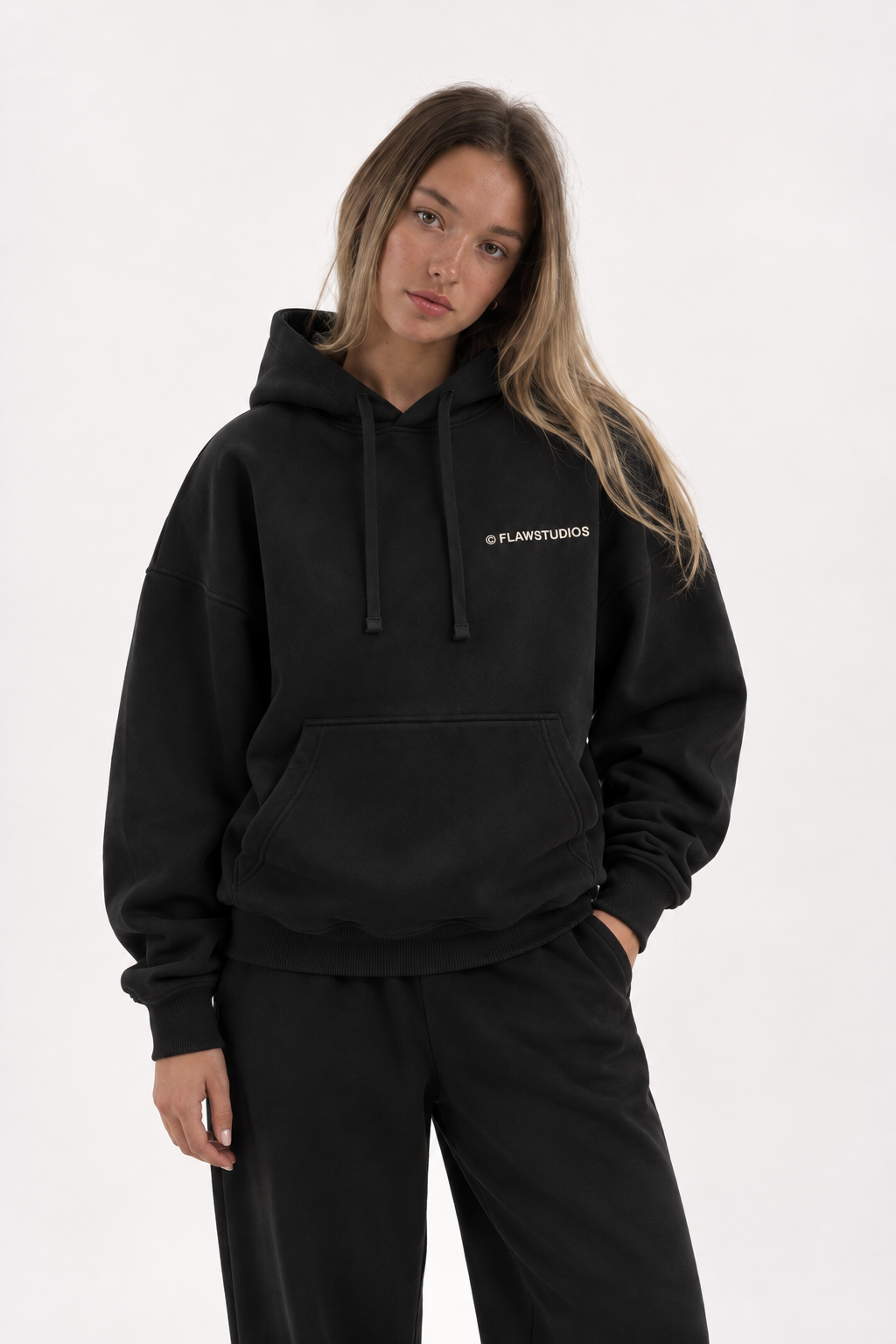 Polerón Essential Studios Flaw - Black - mujer en estudio - frente