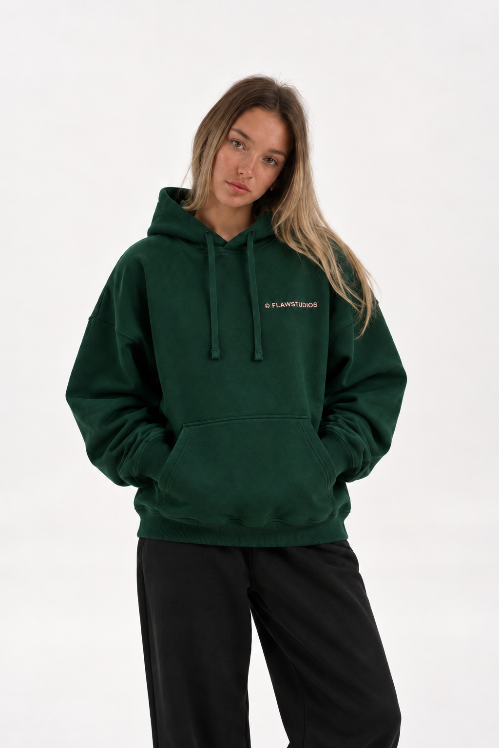 Polerón Essential Studios Flaw - Verde Botella - mujer en estudio - frente