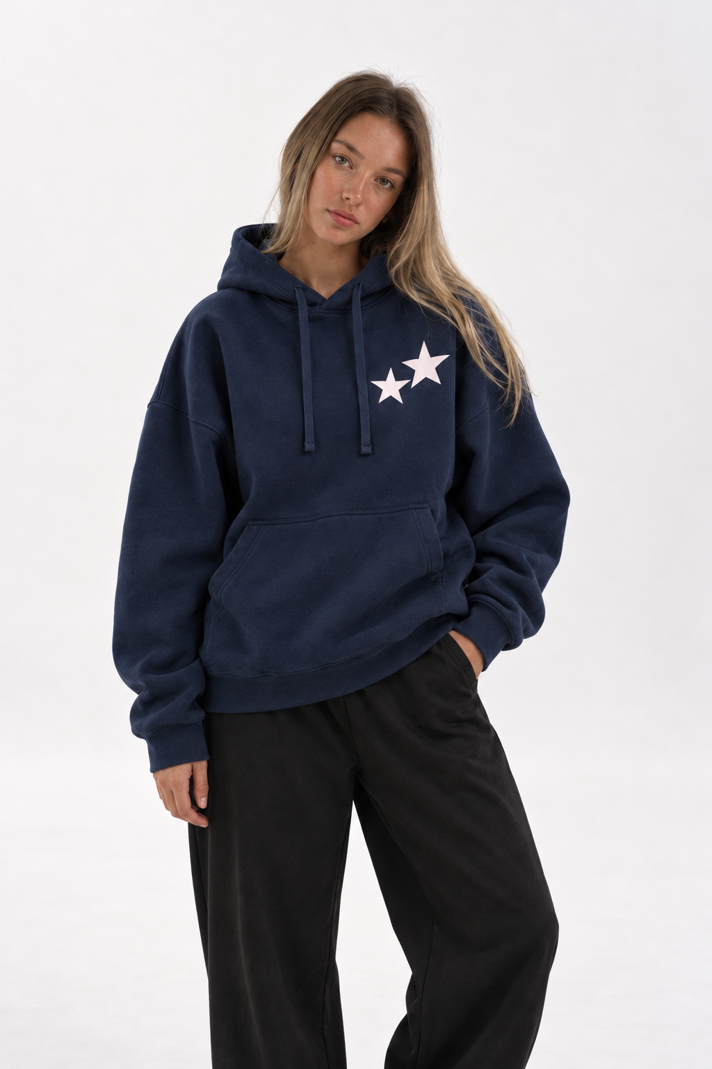 Polerón Essential Twins Flaw - Azul marino - mujer en estudio - frente