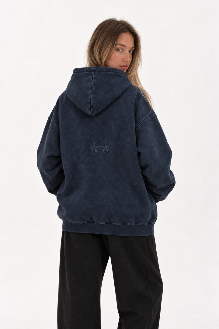 Polerón Essential Two Acid Flaw - Azul marino Acid Wash - mujer en estudio - espalda