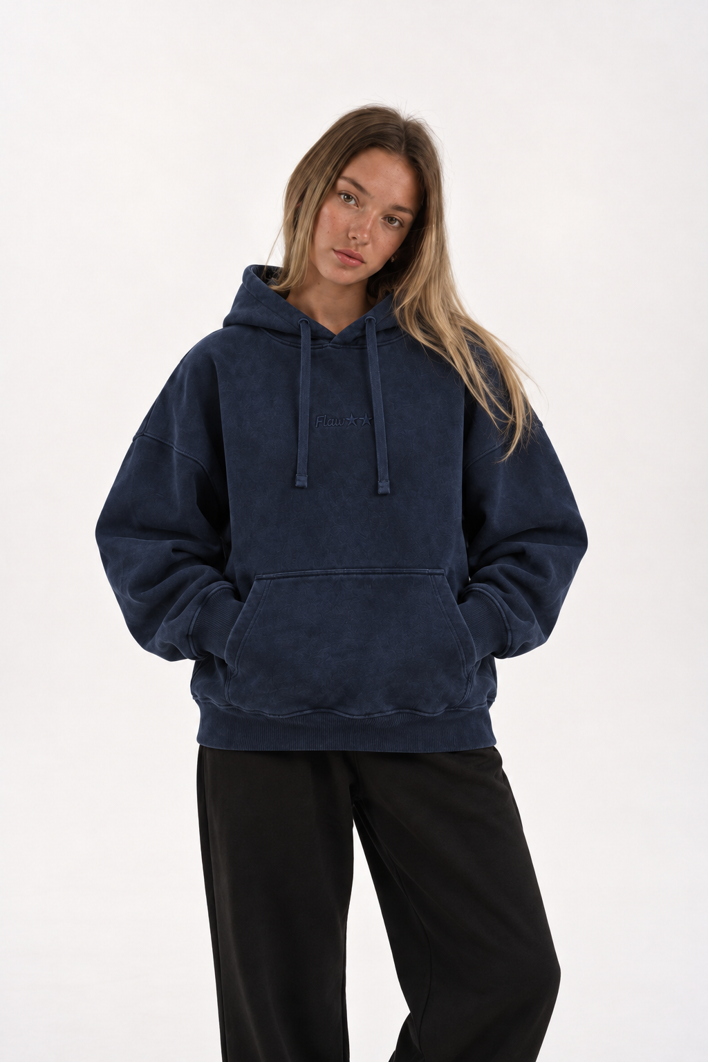 Polerón Essential Two Acid Flaw - Azul marino Acid Wash - mujer en estudio - frente