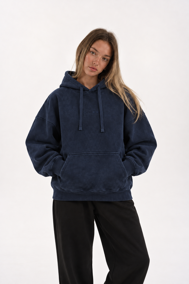 Polerón Essential Two Acid Flaw - Azul marino Acid Wash - mujer en estudio - frente