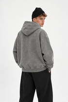 Polerón Essential Two Acid Flaw - Gris Acid Wash - hombre en estudio - espalda