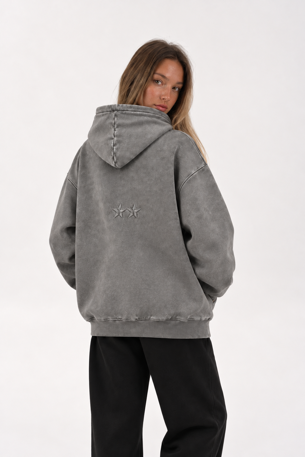 Polerón Essential Two Acid Flaw - Gris Acid Wash - mujer en estudio - espalda