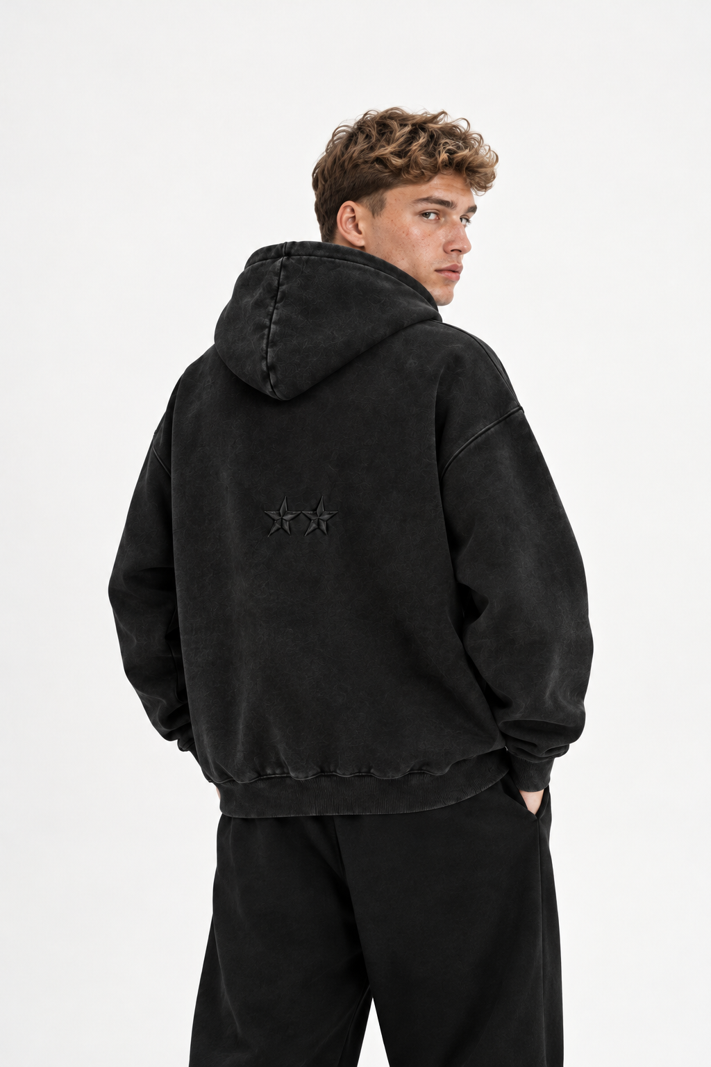 Polerón Essential Two Acid Flaw - Negro Acid Wash - hombre en estudio - espalda