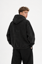 Polerón Essential Two Acid Flaw - Negro Acid Wash - hombre en estudio - espalda