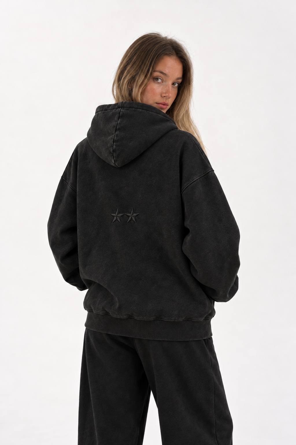 Polerón Essential Two Acid Flaw - Negro Acid Wash - mujer en estudio - espalda