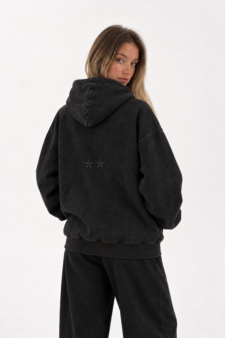 Polerón Essential Two Acid Flaw - Negro Acid Wash - mujer en estudio - espalda