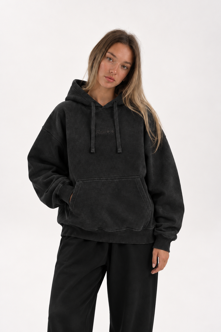 Polerón Essential Two Acid Flaw - Negro Acid Wash - mujer en estudio - frente