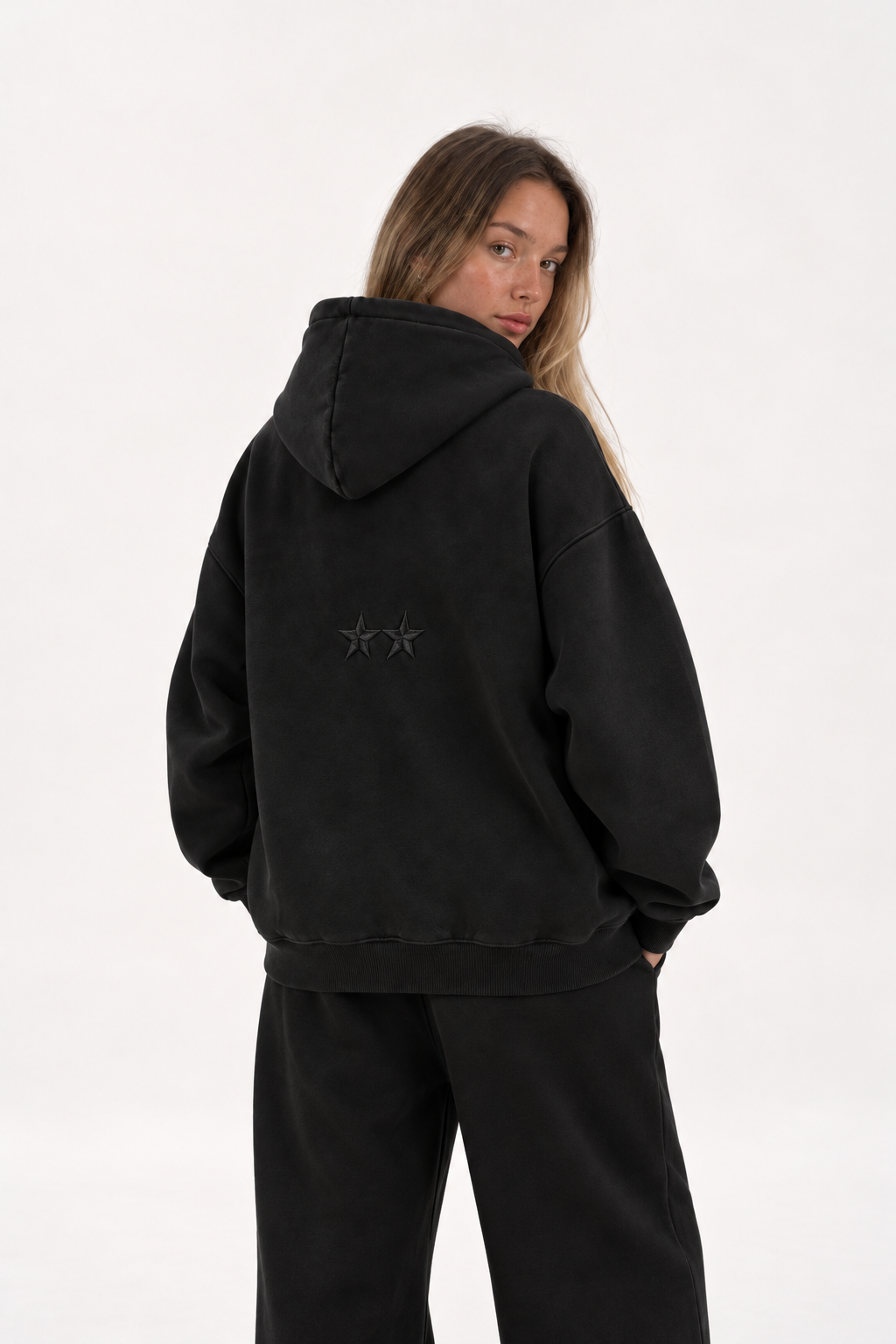 Polerón Essential Two Flaw - Negro - mujer en estudio - espalda