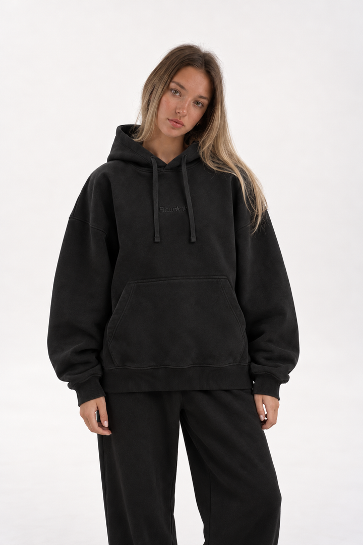 Polerón Essential Two Flaw - Negro - mujer en estudio - frente