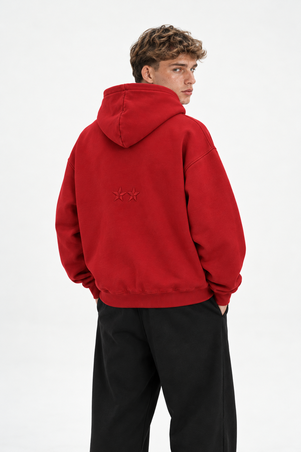 Polerón Essential Two Flaw - Rojo - hombre en estudio - espalda