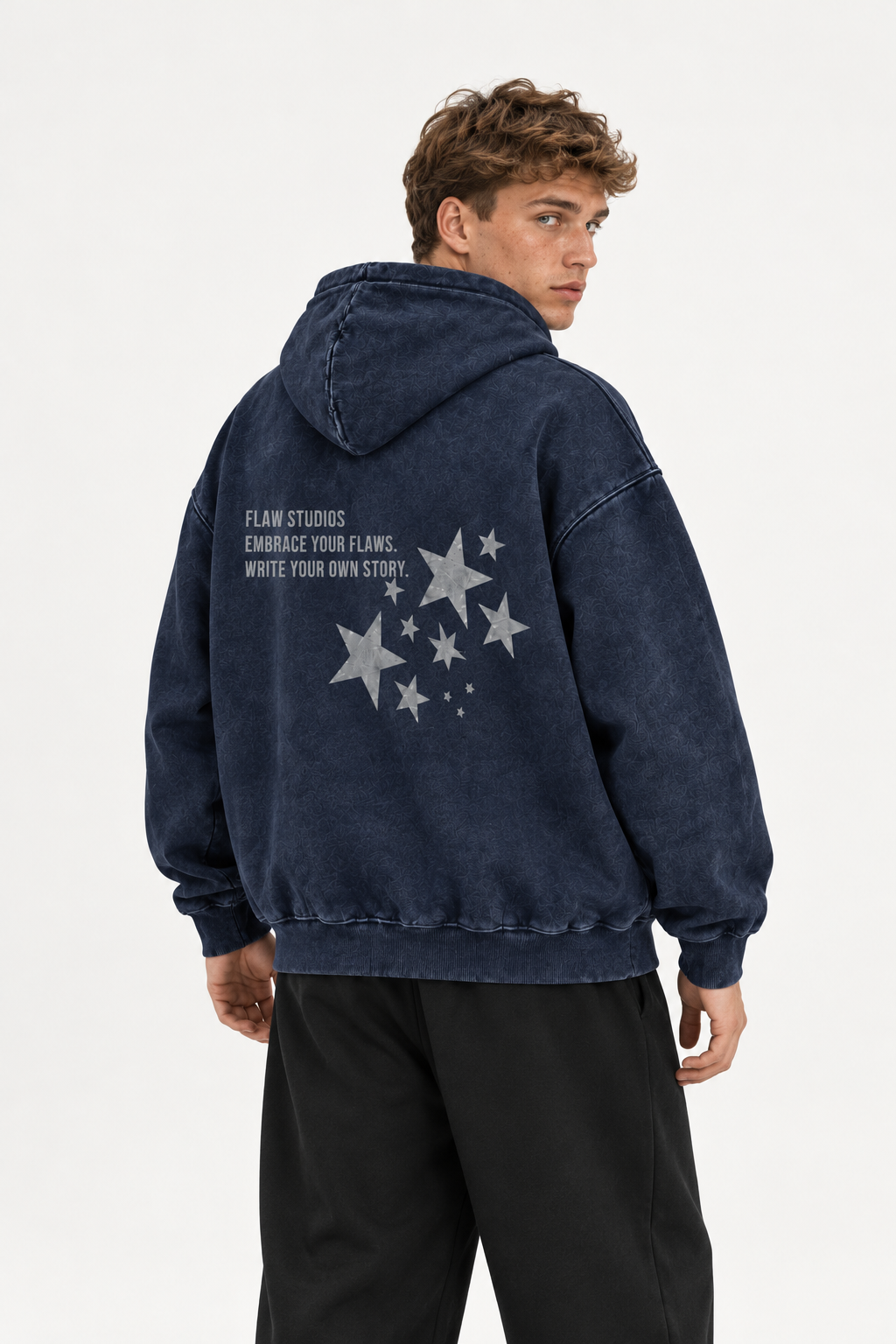 Polerón Essential Vía Acid Flaw - Azul marino Acid Wash - hombre en estudio - espalda