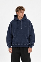 Polerón Essential Vía Acid Flaw - Azul marino Acid Wash - hombre en estudio - frente