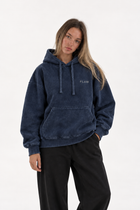 Polerón Essential Vía Acid Flaw - Azul marino Acid Wash - mujer en estudio - frente