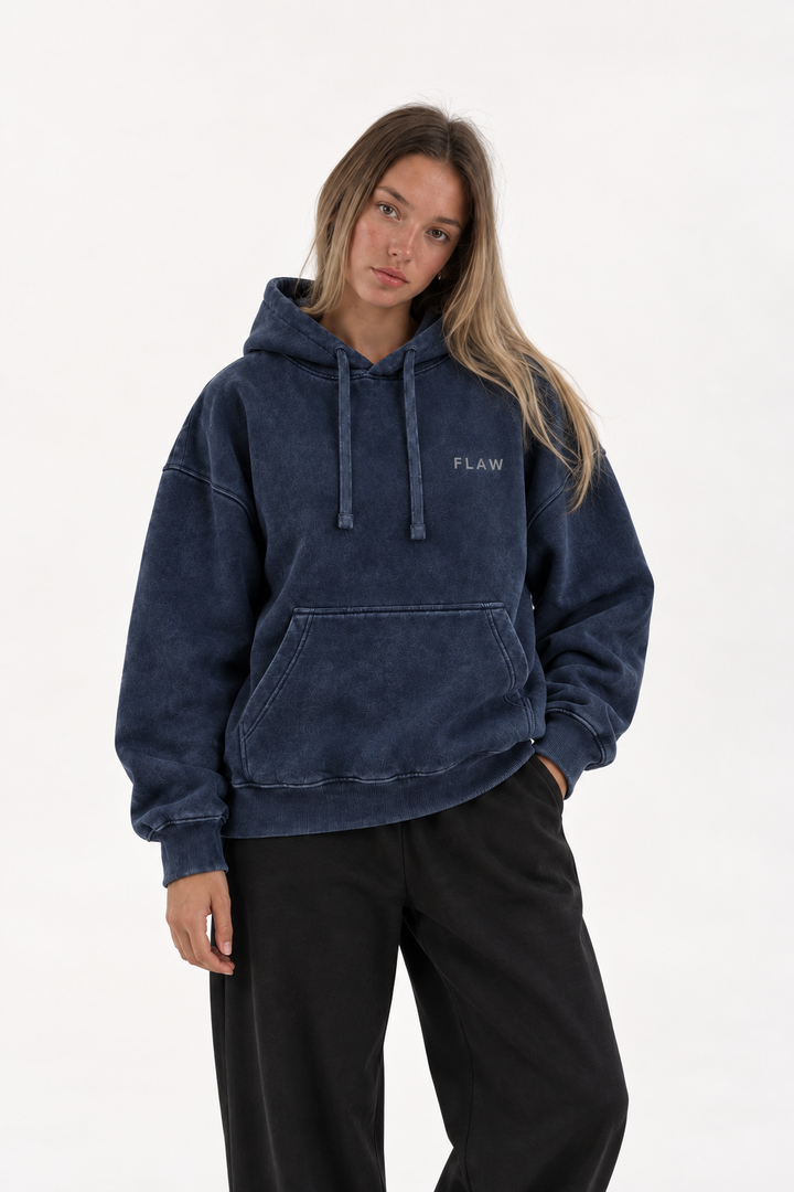 Polerón Essential Vía Acid Flaw - Azul marino Acid Wash - mujer en estudio - frente