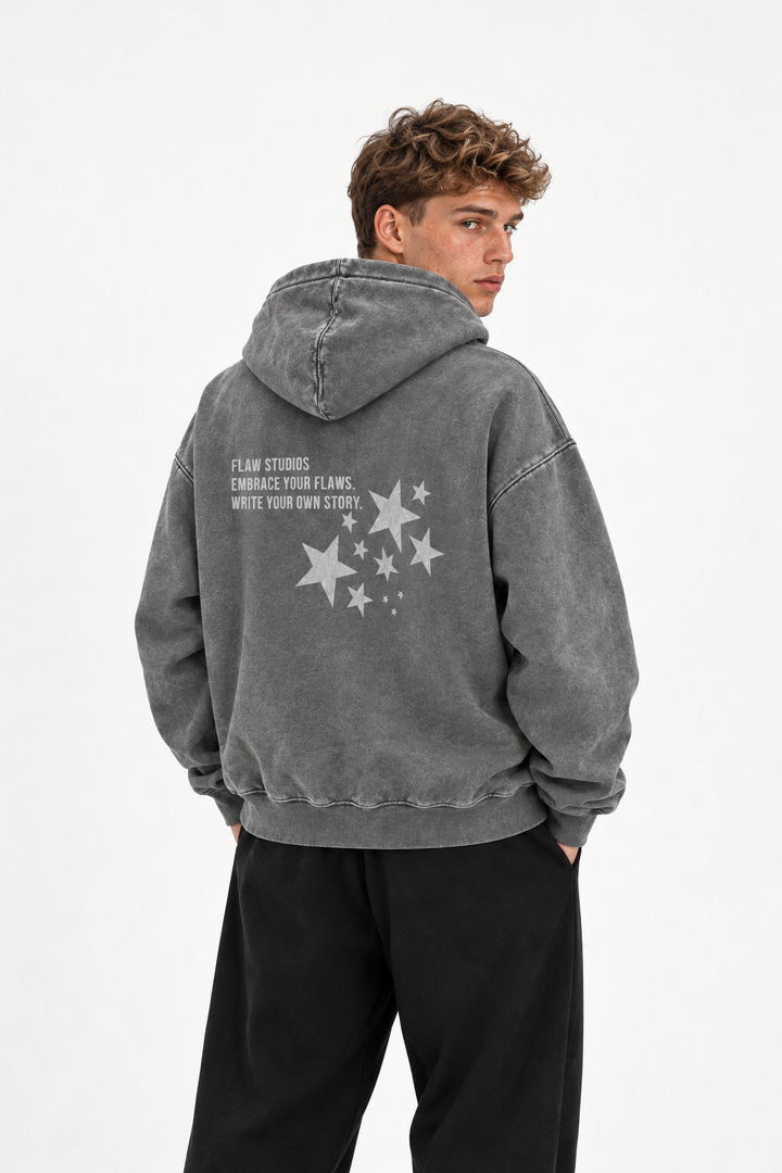 Polerón Essential Vía Acid Flaw - Gris Acid Wash - hombre en estudio - espalda