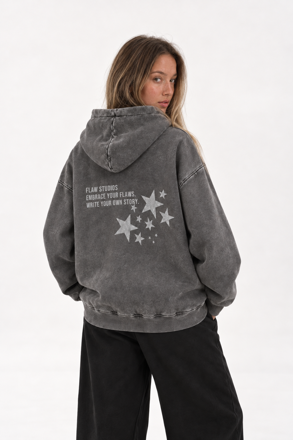 Polerón Essential Vía Acid Flaw - Gris Acid Wash - mujer en estudio - espalda