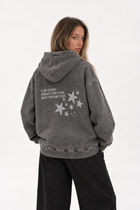 Polerón Essential Vía Acid Flaw - Gris Acid Wash - mujer en estudio - espalda