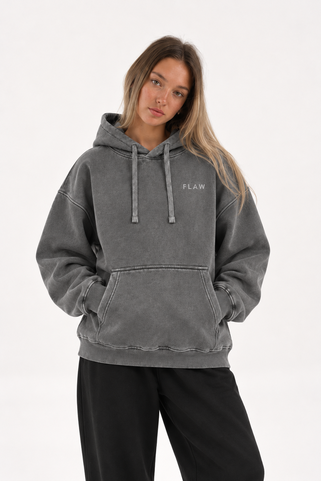 Polerón Essential Vía Acid Flaw - Gris Acid Wash - mujer en estudio - frente