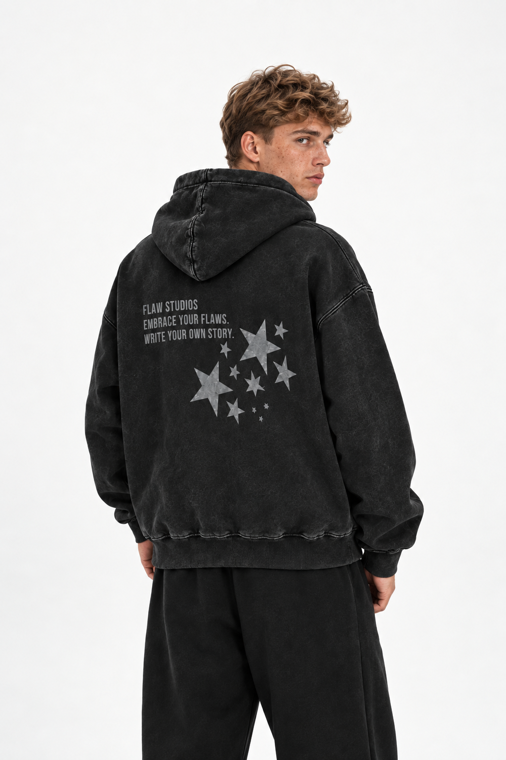 Polerón Essential Vía Acid Flaw - Negro Acid Wash - hombre en estudio - espalda