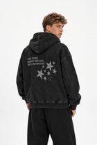 Polerón Essential Vía Acid Flaw - Negro Acid Wash - hombre en estudio - espalda