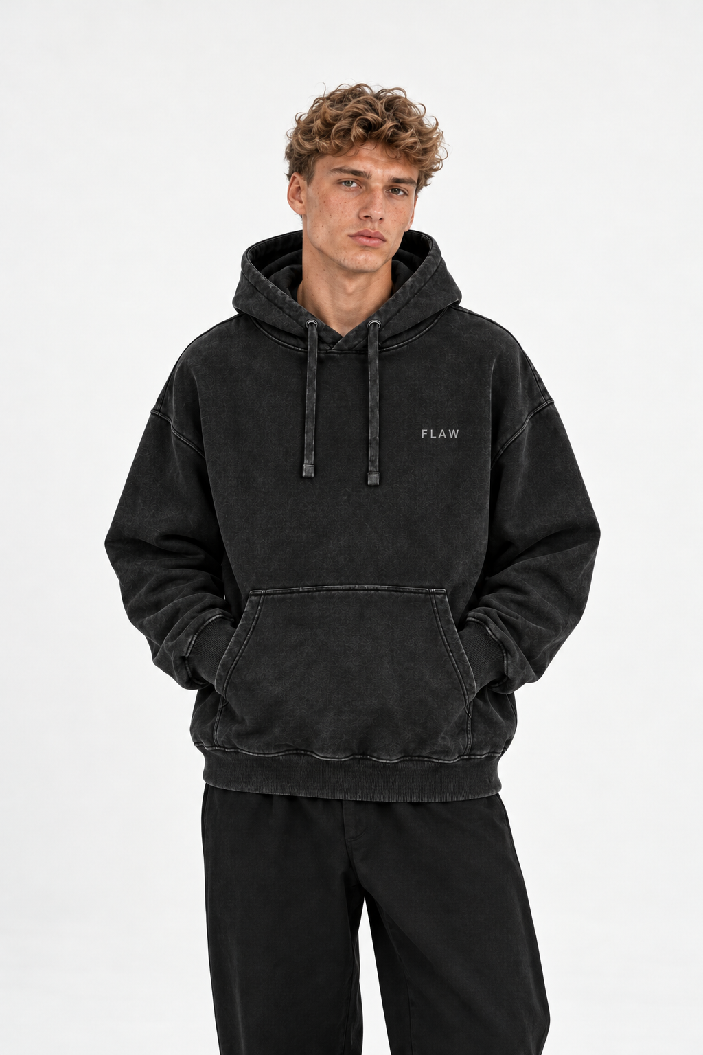 Polerón Essential Vía Acid Flaw - Negro Acid Wash - hombre en estudio - frente