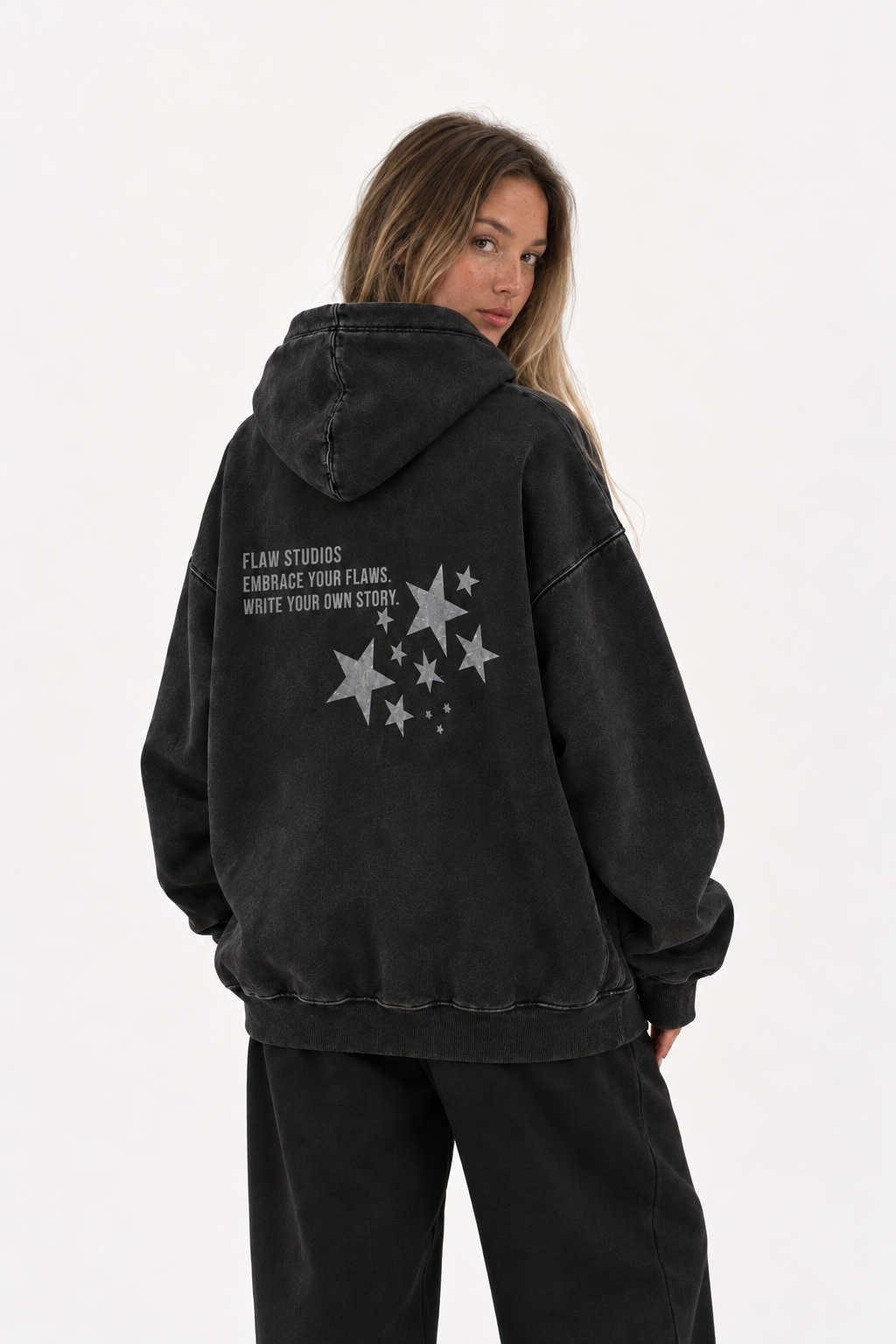 Polerón Essential Vía Acid Flaw - Negro Acid Wash - mujer en estudio - espalda