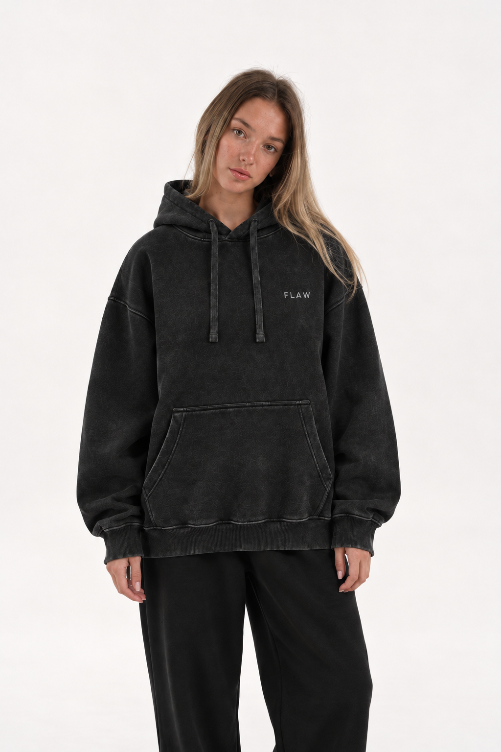Polerón Essential Vía Acid Flaw - Negro Acid Wash - mujer en estudio - frente