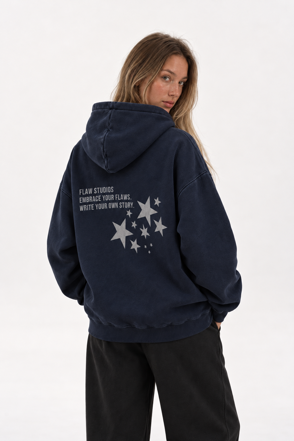 Polerón Essential Vía Flaw - Azul marino - mujer en estudio - espalda
