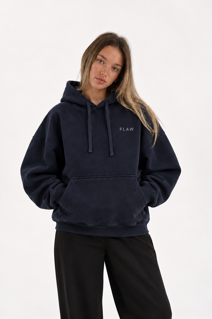 Polerón Essential Vía Flaw - Azul marino - mujer en estudio - frente