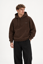 Polerón Essential Vía Flaw - Café - hombre en estudio - frente