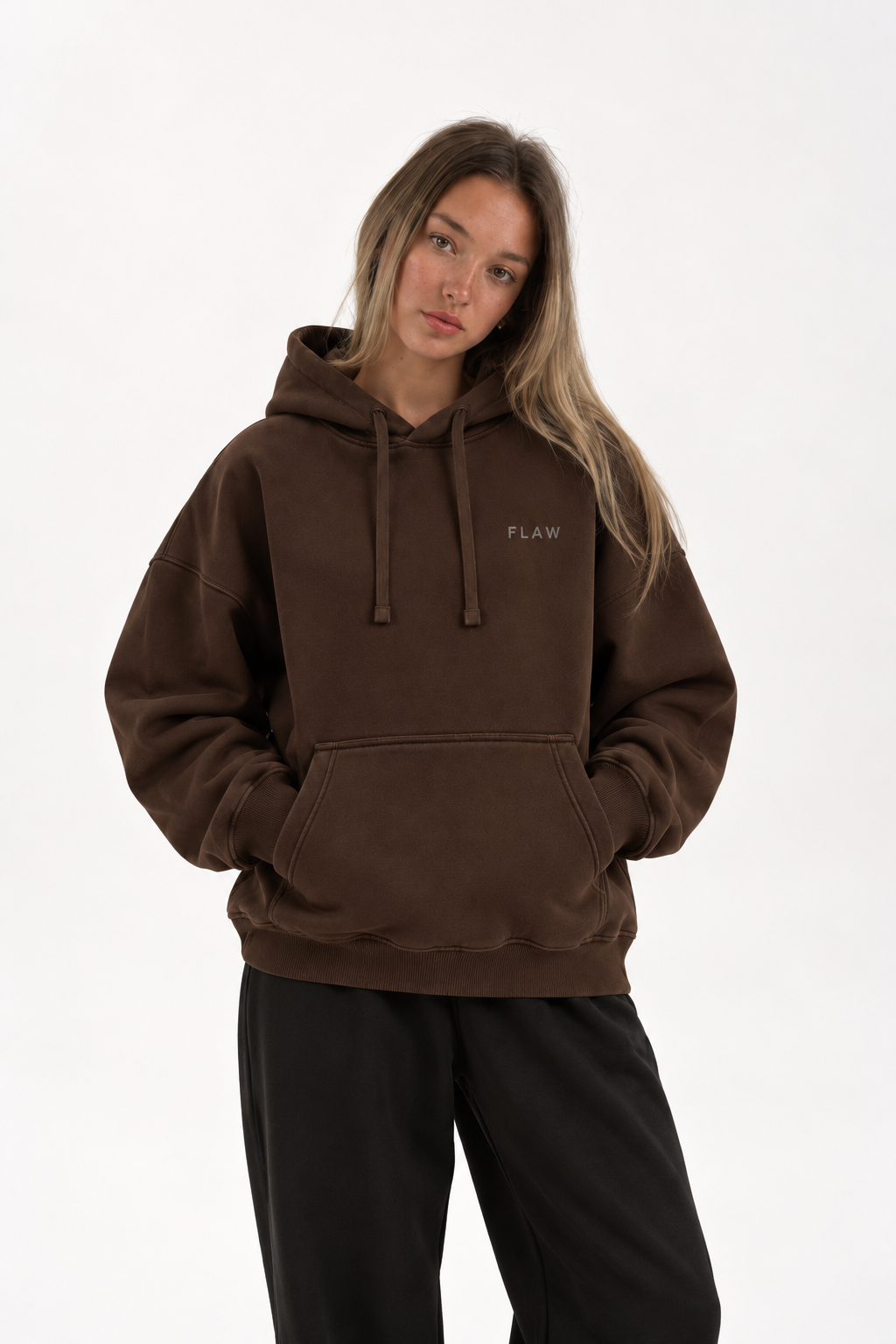 Polerón Essential Vía Flaw - Café - mujer en estudio - frente