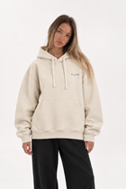 Polerón Essential Vía Flaw - Crudo - mujer en estudio - frente