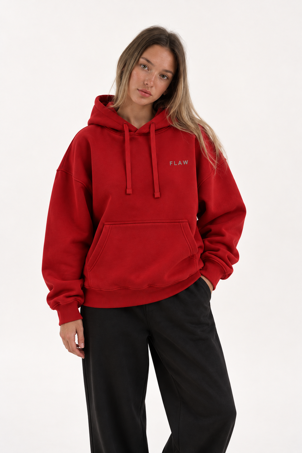 Polerón Essential Vía Flaw - Rojo - mujer en estudio - frente