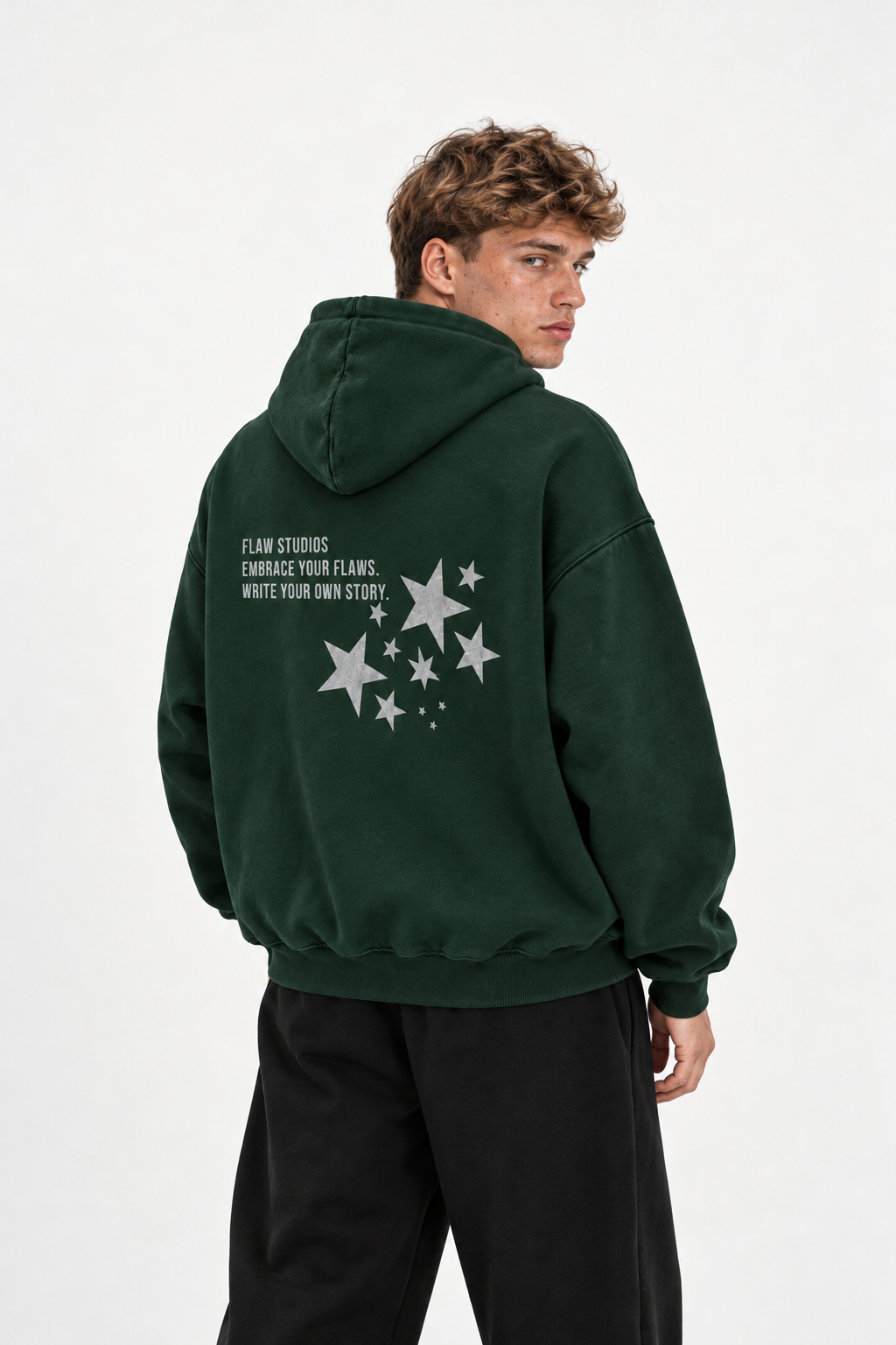 Polerón Essential Vía Flaw - Verde botella - hombre en estudio - espalda