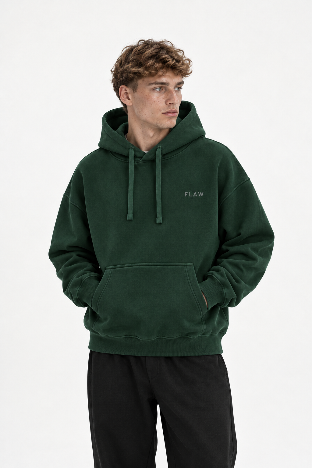 Polerón Essential Vía Flaw - Verde botella - hombre en estudio - frente