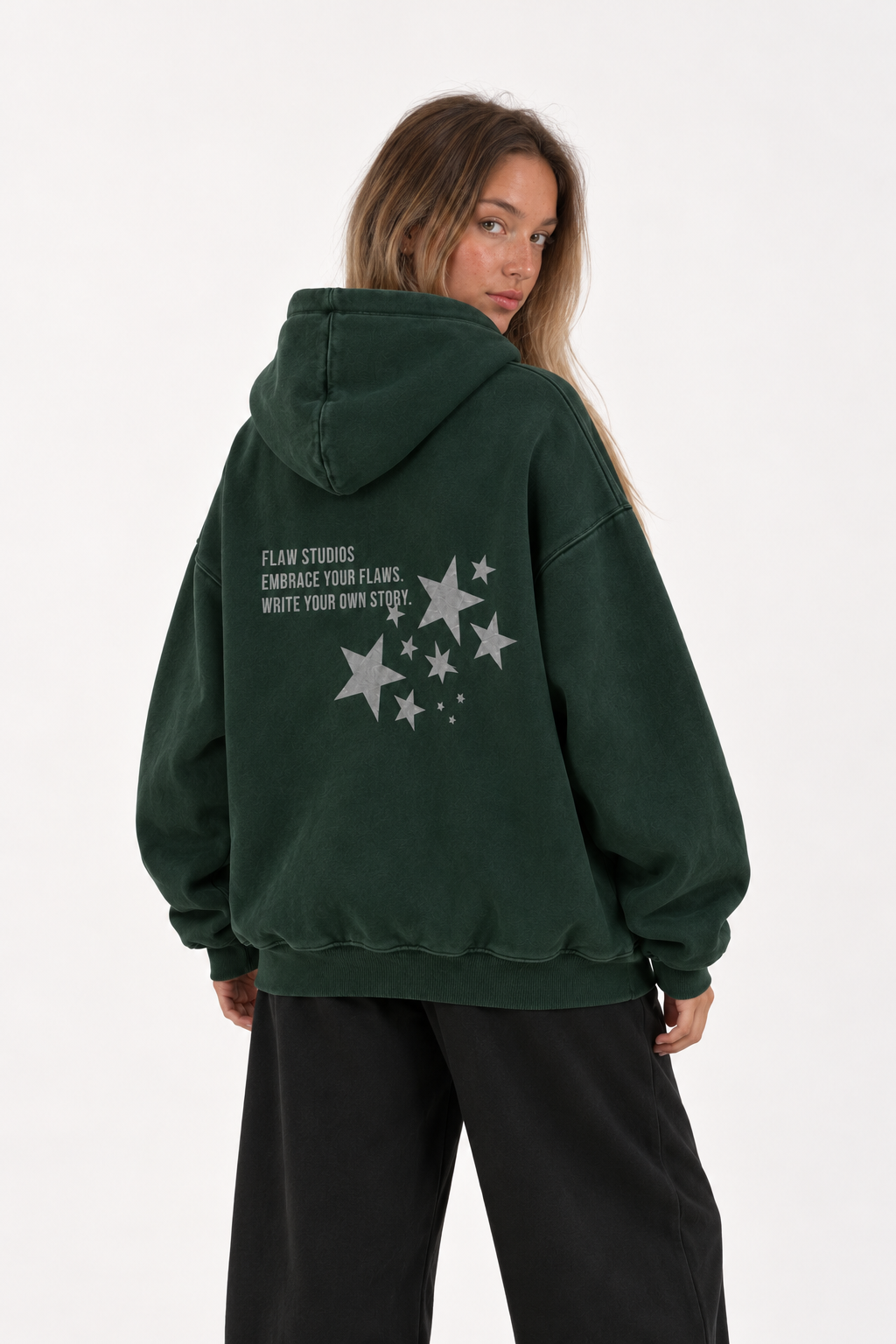 Polerón Essential Vía Flaw - Verde botella - mujer en estudio - espalda