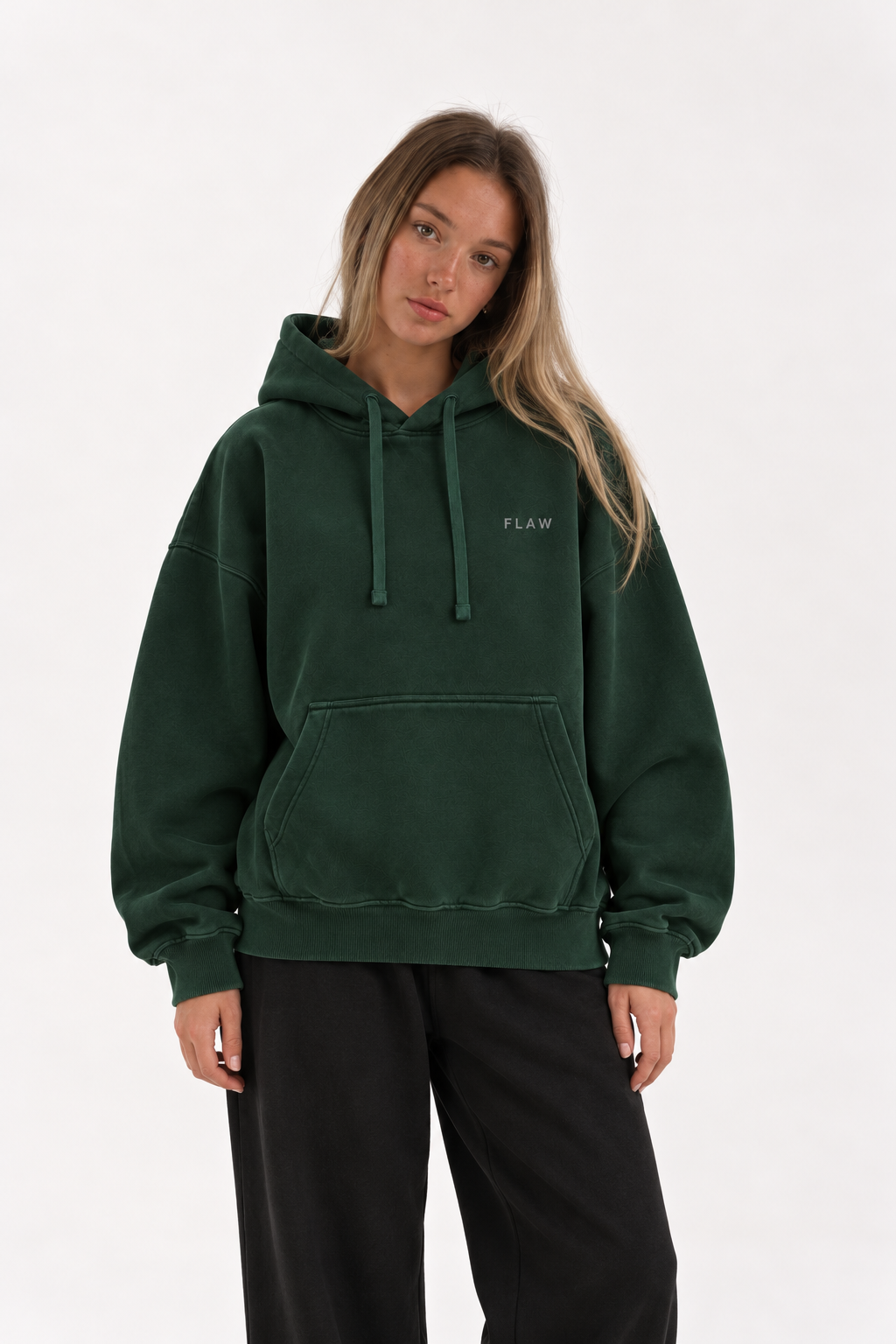 Polerón Essential Vía Flaw - Verde botella - mujer en estudio - frente