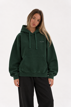 Polerón Essential Vía Flaw - Verde botella - mujer en estudio - frente