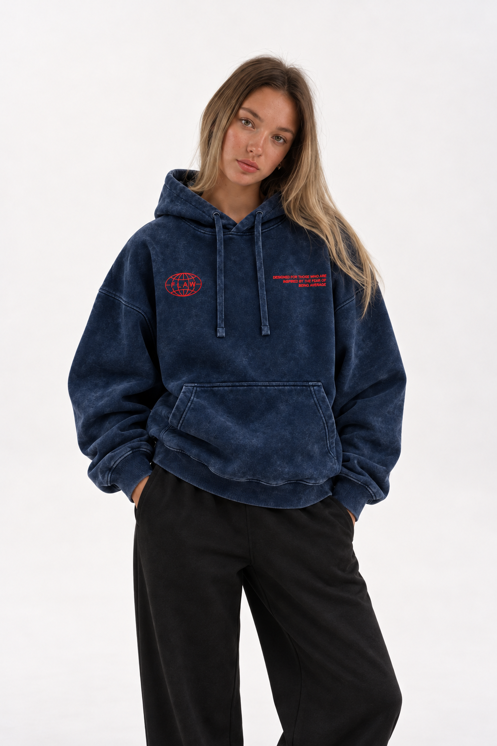 Polerón Essential World Acid Wash Flaw - Azul marino Acid Wash - mujer en estudio - frente