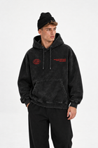 Polerón Essential World Acid Wash Flaw - Negro Acid Wash - hombre en estudio - frente