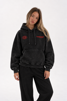 Polerón Essential World Acid Wash Flaw - Negro Acid Wash - mujer en estudio - frente